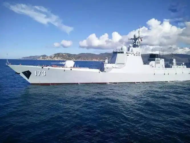 偶遇解放军第二艘052d:173号长沙舰帅气出海