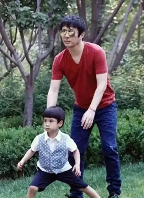 郑钧和刘芸的儿子长大了长着刘芸的五官郑钧的脸型67