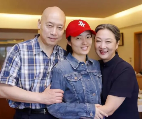 tvb老戏骨岳华:曾痴恋郑佩佩,亦舒下跪求复合,最后却娶艳星?