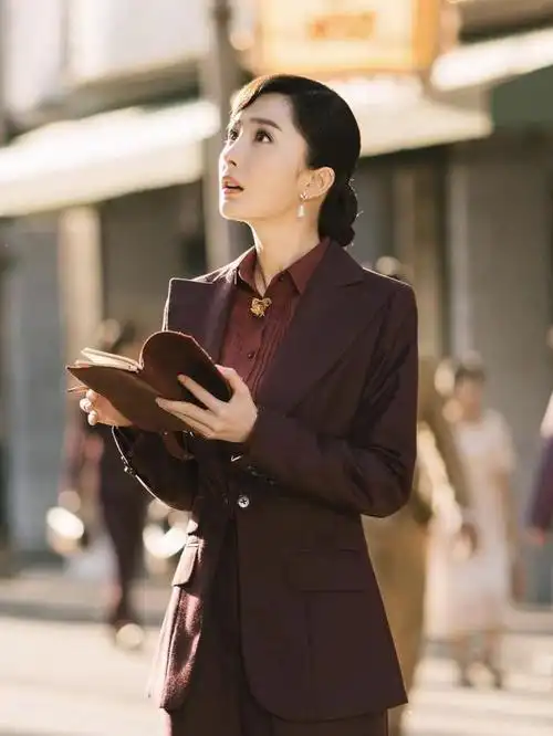 杨幂工装旗袍齐刘海英姿飒爽又活泼可爱的民国范儿