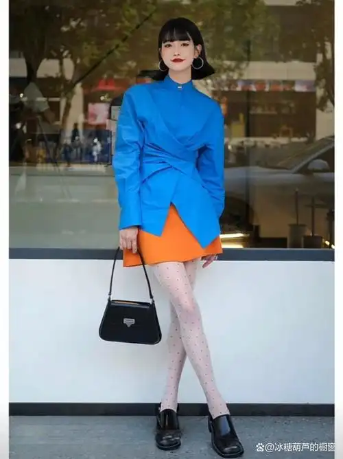 接下来就给大家分享一些蓝色衣服的搭配