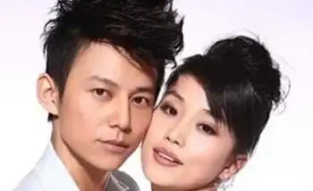 被曝光的何炅女友名叫王菁,两人相恋10年,"炅迷"都称王菁为"王菁阿姨"