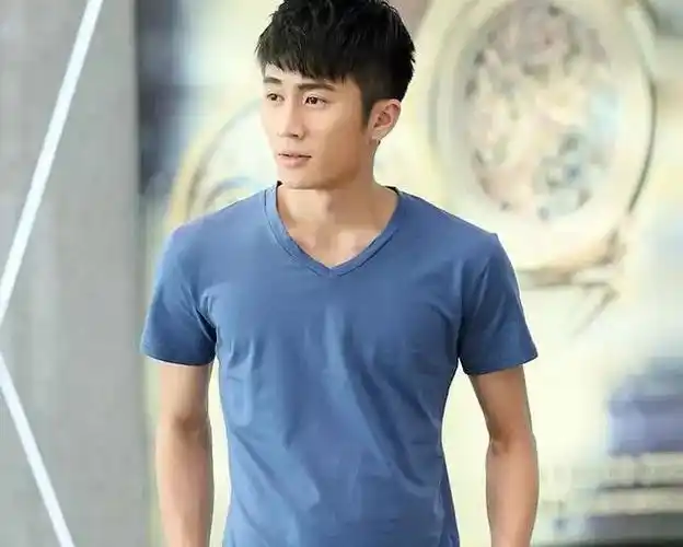 有这3个特征不要穿圆领t恤,显矮又显胖