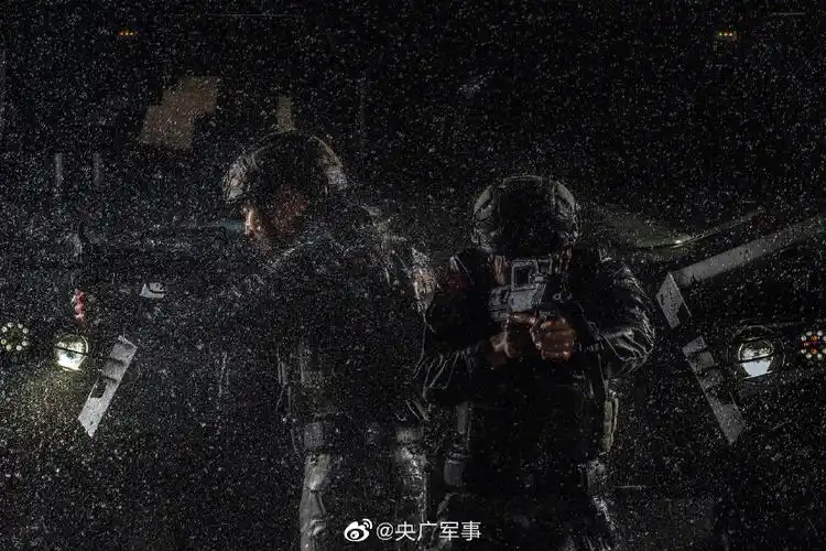 超帅壁纸!直击武警特战尖兵训练场