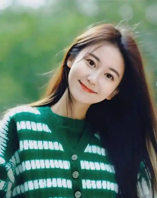 街拍:迷人的邻家小姐姐,清新可爱美丽动人,每一刻都值得欣赏_魅力