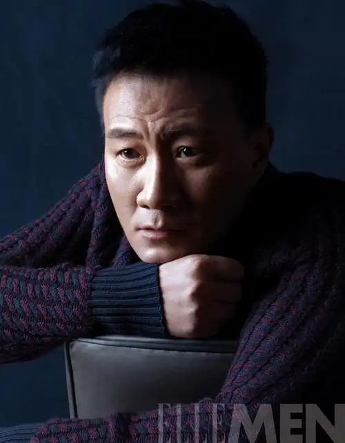 胡军登杂志年终封面 简约造型气质沉稳