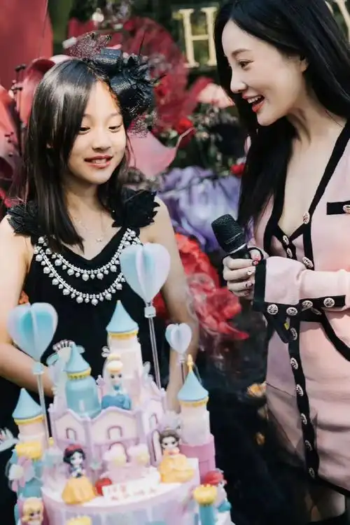 李小璐与前夫合体庆女儿11岁生日贾乃亮双手插兜网友自信了