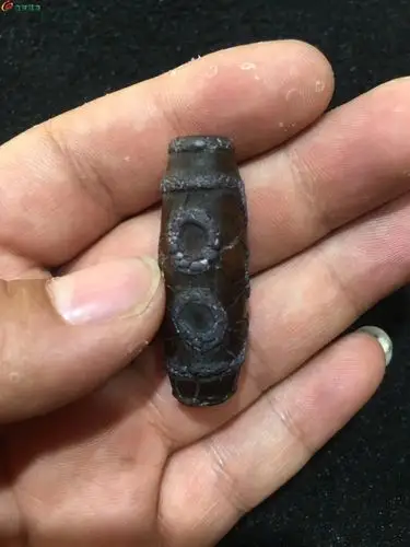 带冰裂纹的7眼老天珠一颗