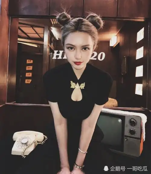 周扬青黑色旗袍写真