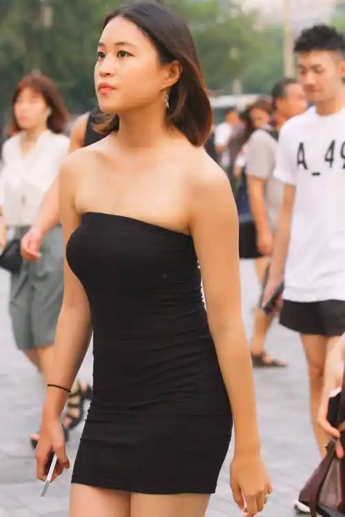 轻熟少妇穿超短裙性感撩人女人味十足