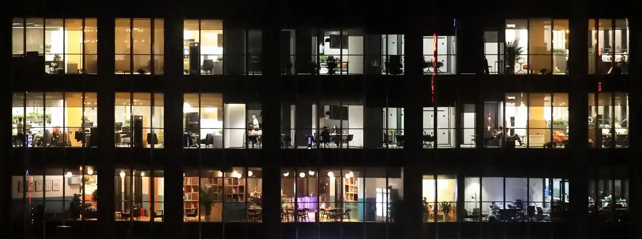 (北京东三环一家写字楼内加班的人 图片来源:视觉中国)