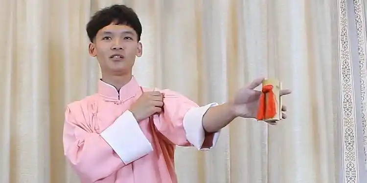 郝炎说书:大学生喜欢快板,自学成才后教大家小板的拿法