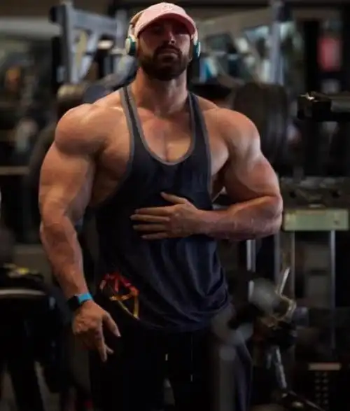 野牛般的身躯,爆炸的肌肉,这才是传说中的"小力王"!