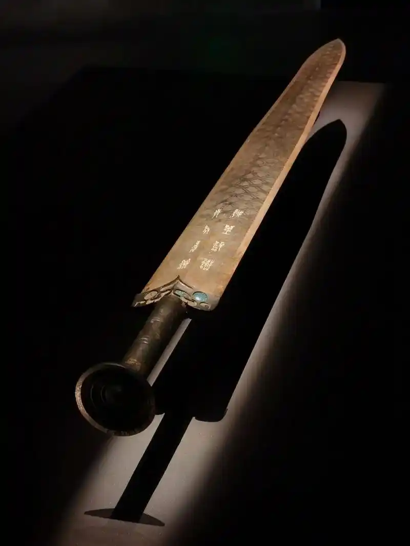 越王勾践剑是春秋晚期越国青铜器,国家一级文物,其出土时插在漆 - 抖