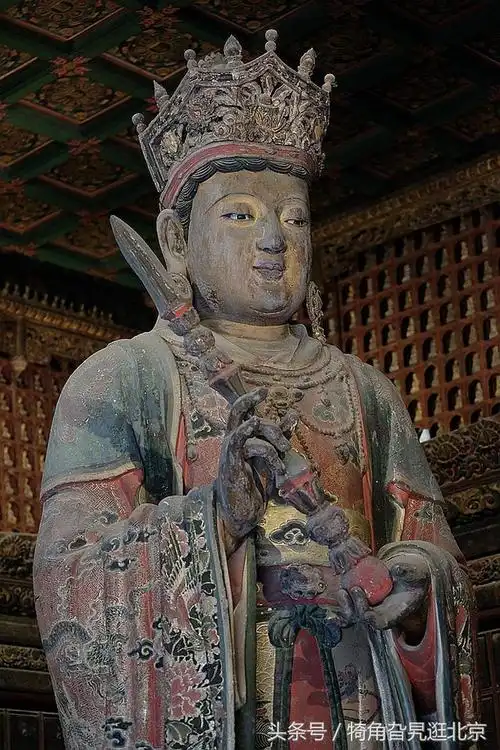 在智化寺最大的如来殿内供奉有三尊佛像,中间端坐的是释迦摩尼佛,分立