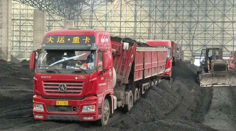 11月6日,记者在华能榆社发电有限责任公司运行车间及储煤场看到,一辆