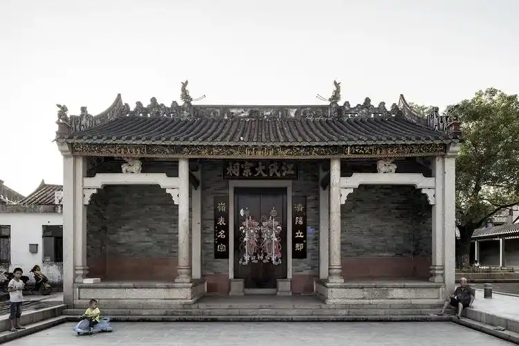 人俄地吓村-陈氏宗祠,及祠堂前初来乍到的外来打工者六约村-李氏宗祠