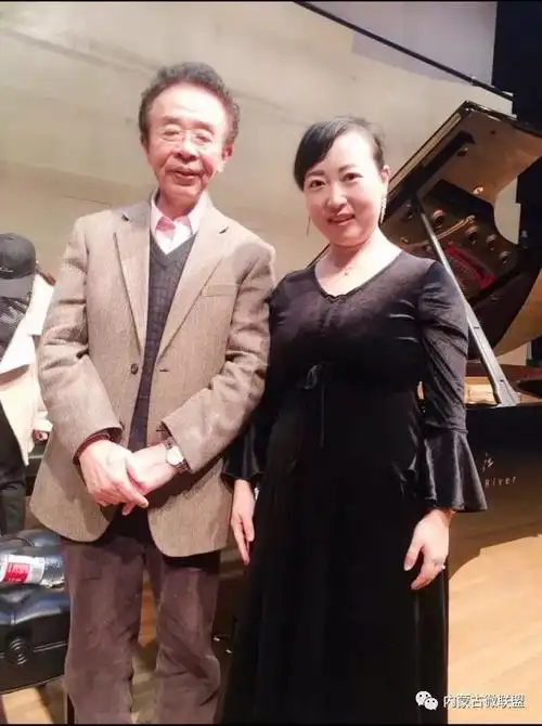 皇家钢琴校长李虹与中国著名钢琴家傅聪合影▲ 点击观看代言人 :校长