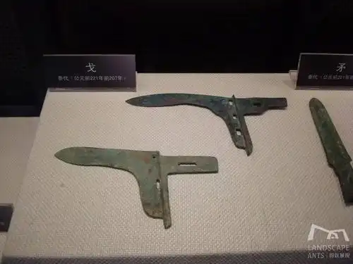 而博物馆的设计也是取自与秦朝的兵器:戈右侧的博物馆造型非常硬朗