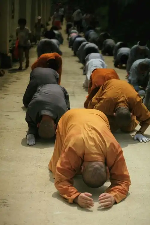 震撼!僧俗300多人朝拜甘泉福来山 为九寨沟地震祈福