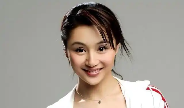 我小时候一度觉得,曹颖鼻子旁这颗痣是她最大的败笔,很扎眼.