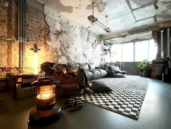 网友说这是叙利亚战损风,也有说这是很装修公司闹掰了.#装修灵感库