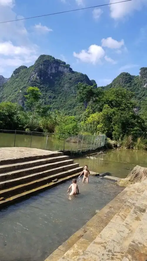 俩个孩童在比戏水.