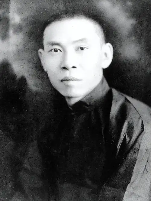 杜月笙前面提到杜月笙"会做人",他通过贩卖鸦片,开设赌场等大肆敛财后