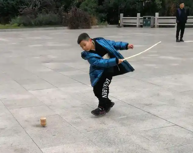 赣江边打陀螺的小孩