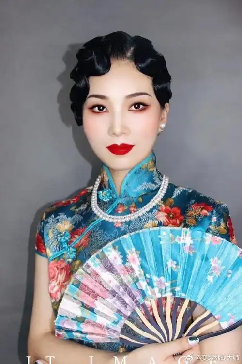 陶醉#jtmx的这款民国复古旗袍妆容,仿佛将我们带回了那个风华绝代的