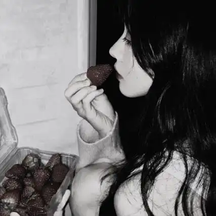 2021最新暗黑丧系的难过女生图片 惹人怜爱的难过女生伤感素材_qq头像