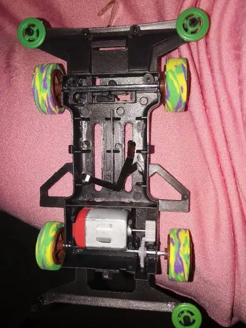 二驱玩具赛车三个金属片怎么装?求各位大神指教.