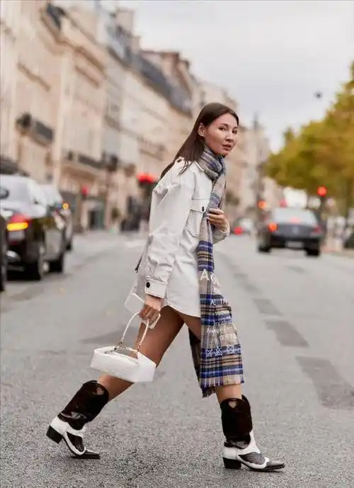 小黑靴不流行了今年时尚潮人更宠拼色靴洋气个性很时髦