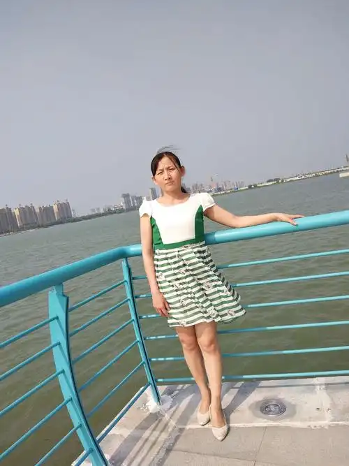 蓝底红底教师风采生活照