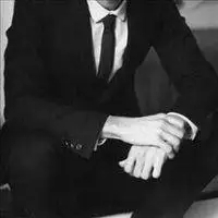 男生头像黑白半身西装绅士图片