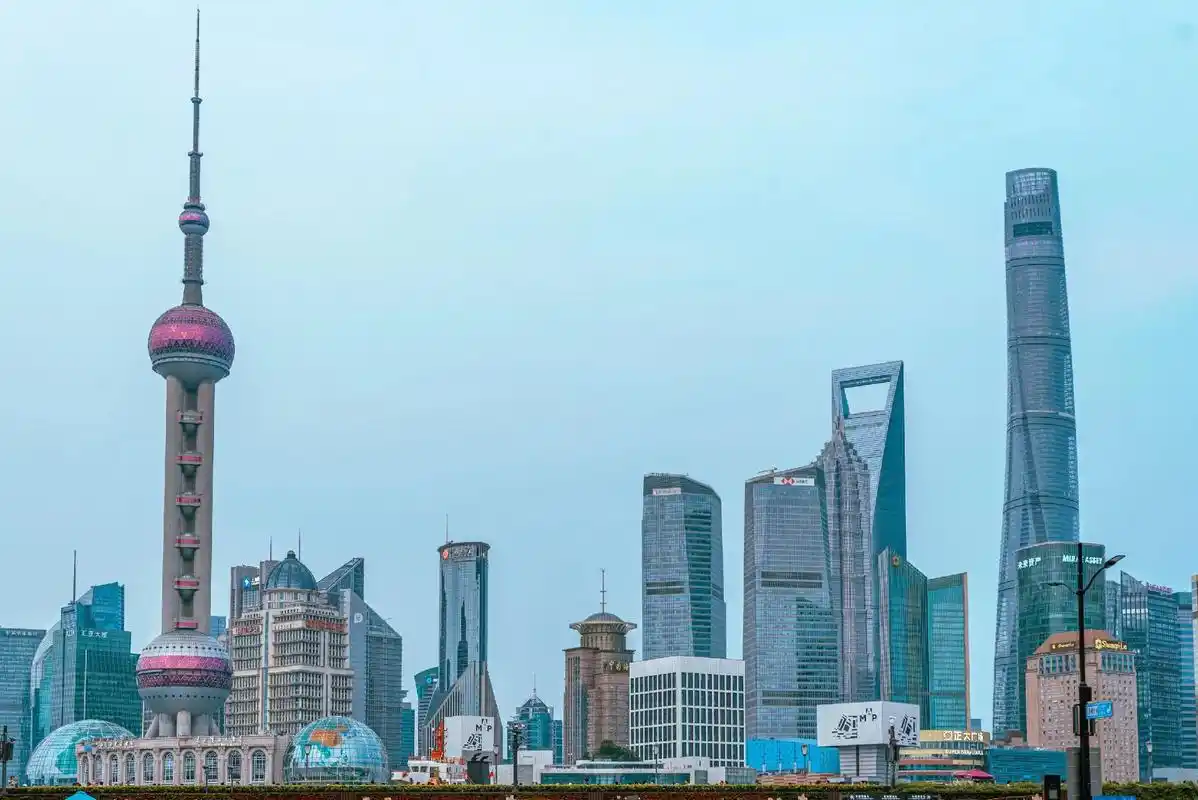 外滩的钟楼,华丽而高耸.#大学生 #上海 #拍照 #找工作  - 抖音