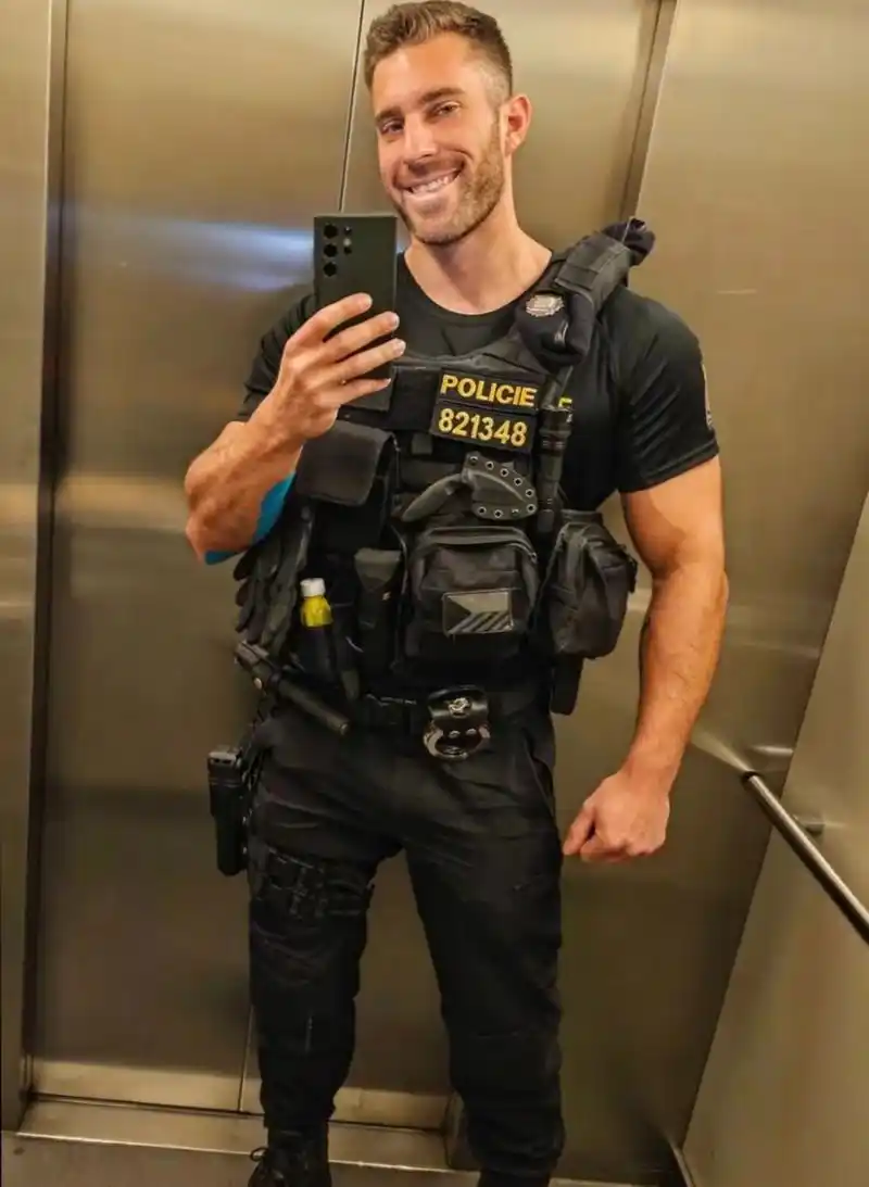 今日看到一位欧美肌肉型男♂,那线条分明的肌肉简直让人惊叹!