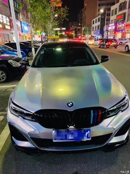 宝马3系贴了个七彩镭射银改色膜