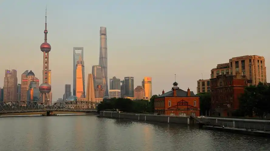 夕阳下的上海滩