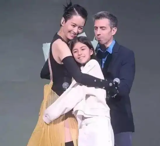 梁咏琪一家三口同框老公帅气9岁女儿又高又美网友像妈妈
