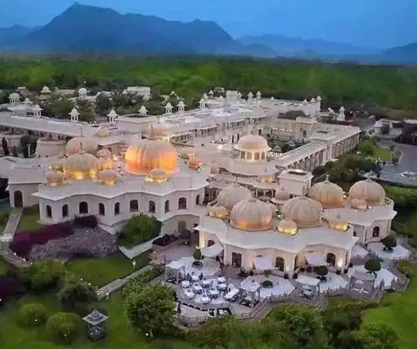 印度贫民窟环境脏乱,为何总是与富人区紧挨着?