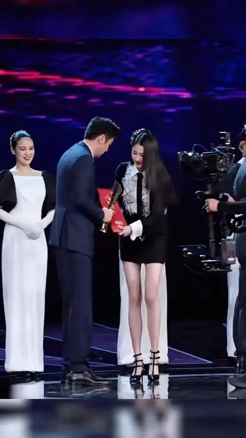 关晓彤给雷佳音颁奖90度弯腰,不仅长得美,还特别有礼貌