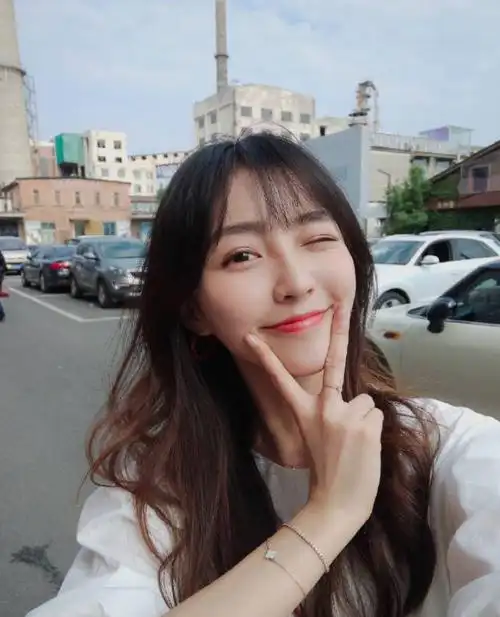 女生自拍拍照技巧12个自拍姿势学会拍照又瘦又好看