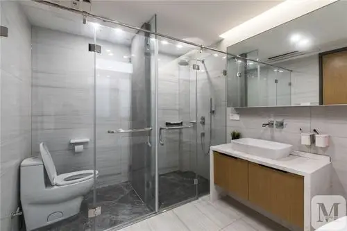 质感的墙砖衬托了白色石材台面,白色石材台面抬空的洗手池简约大气