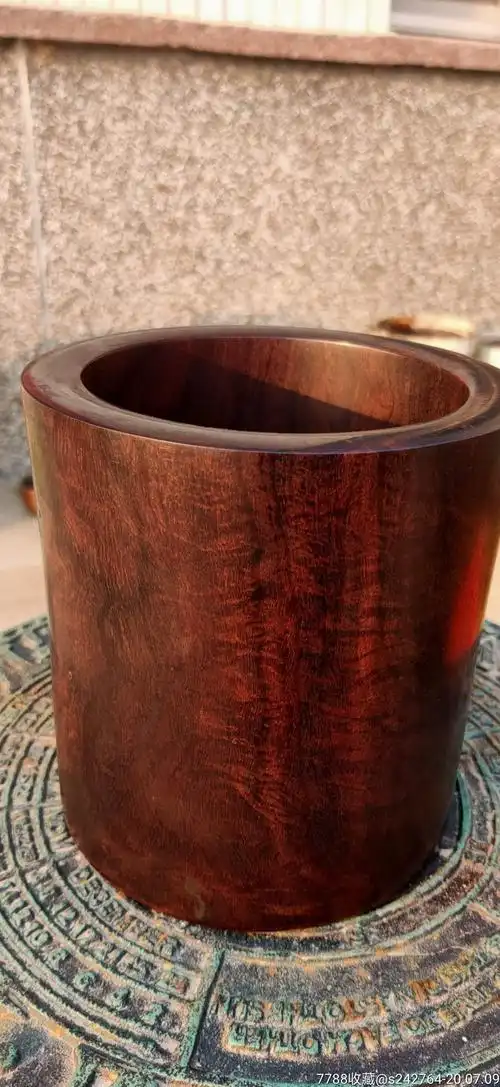 小叶紫檀笔筒.径16.高16.8,3斤重.微束腰,牛毛纹s纹密集,油性大.保真.