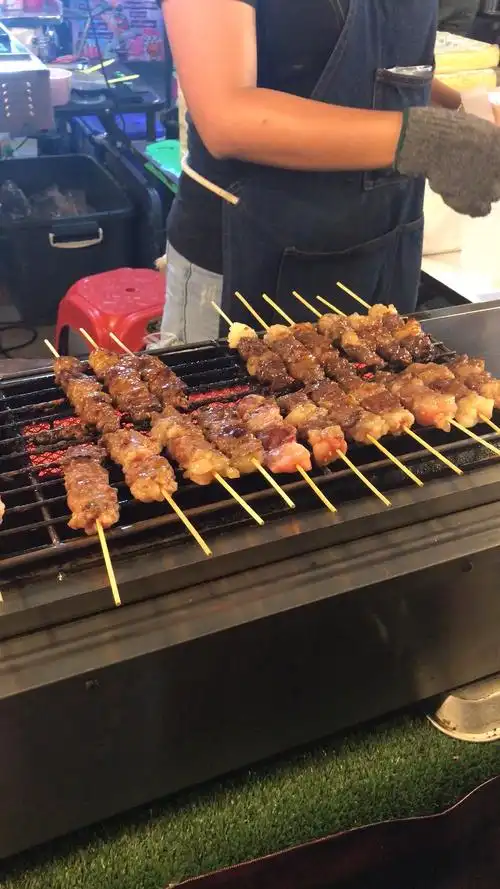 夜市最喜欢的小吃,烤牛肉串,鲜嫩个可口,只要10泰铢一串哦7099