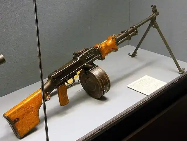 81式轻机枪服役40年从未被真正取代81式轻机枪老兵不死还将继续征战