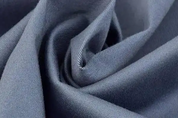 梭织面料是织机以投梭的形式,由经纱,纬向交错构成.