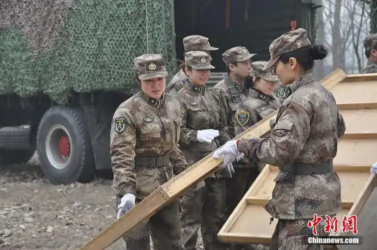 解放军女兵负重30公斤拉练昼夜强行军50公里