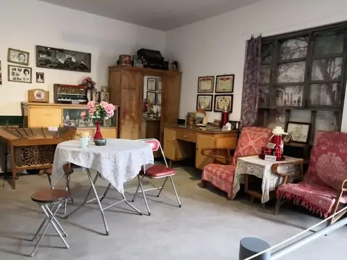 八十年代结婚置办的家具,更熟悉.